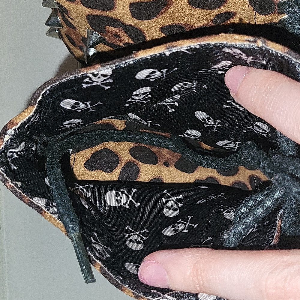 Bettie Page "Belladonna" gravity platform wedge, sz7 leopard print - Picture 7 of 8